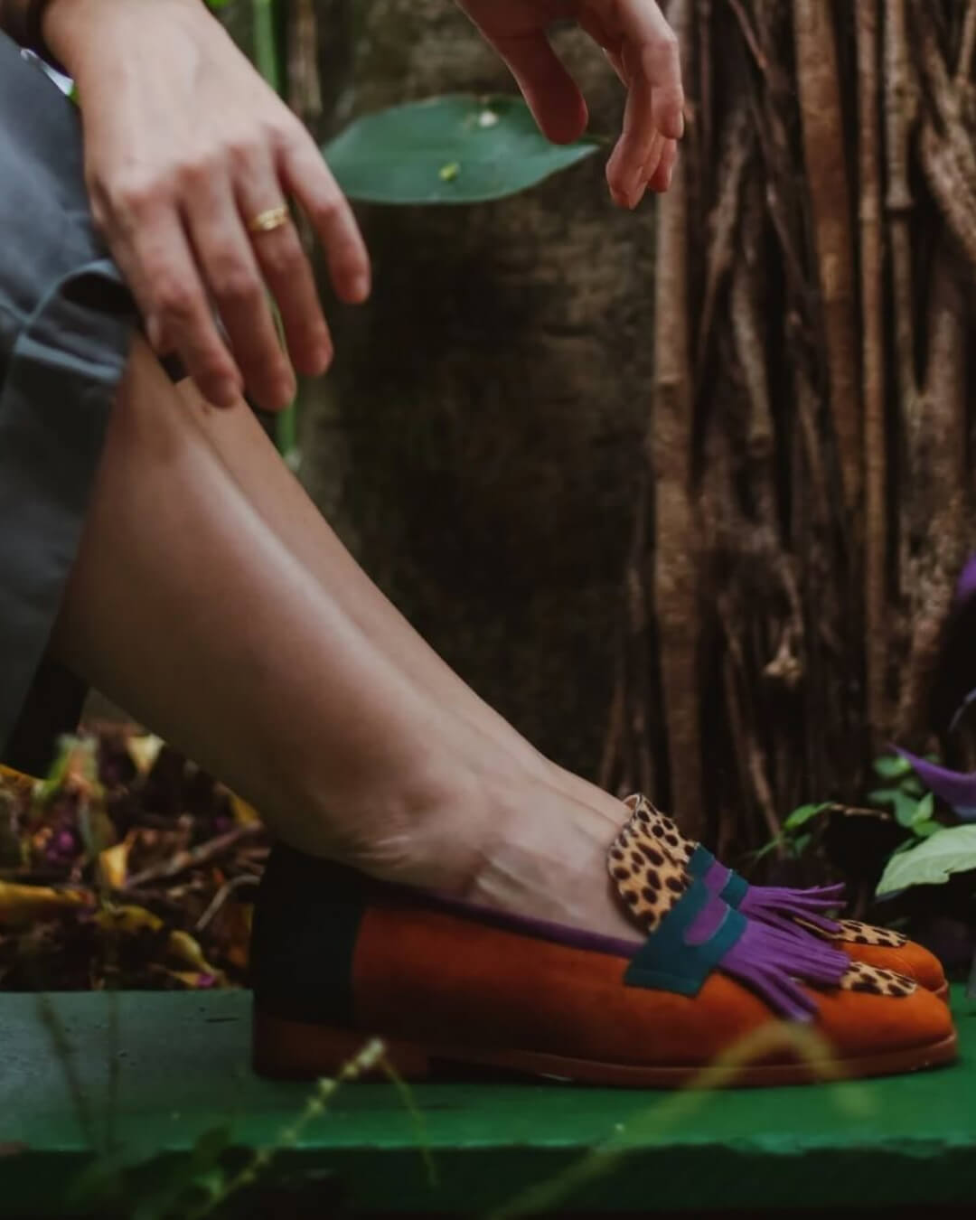MOCASSINS À FRANGES AVEC MOTIF ANIMALIER