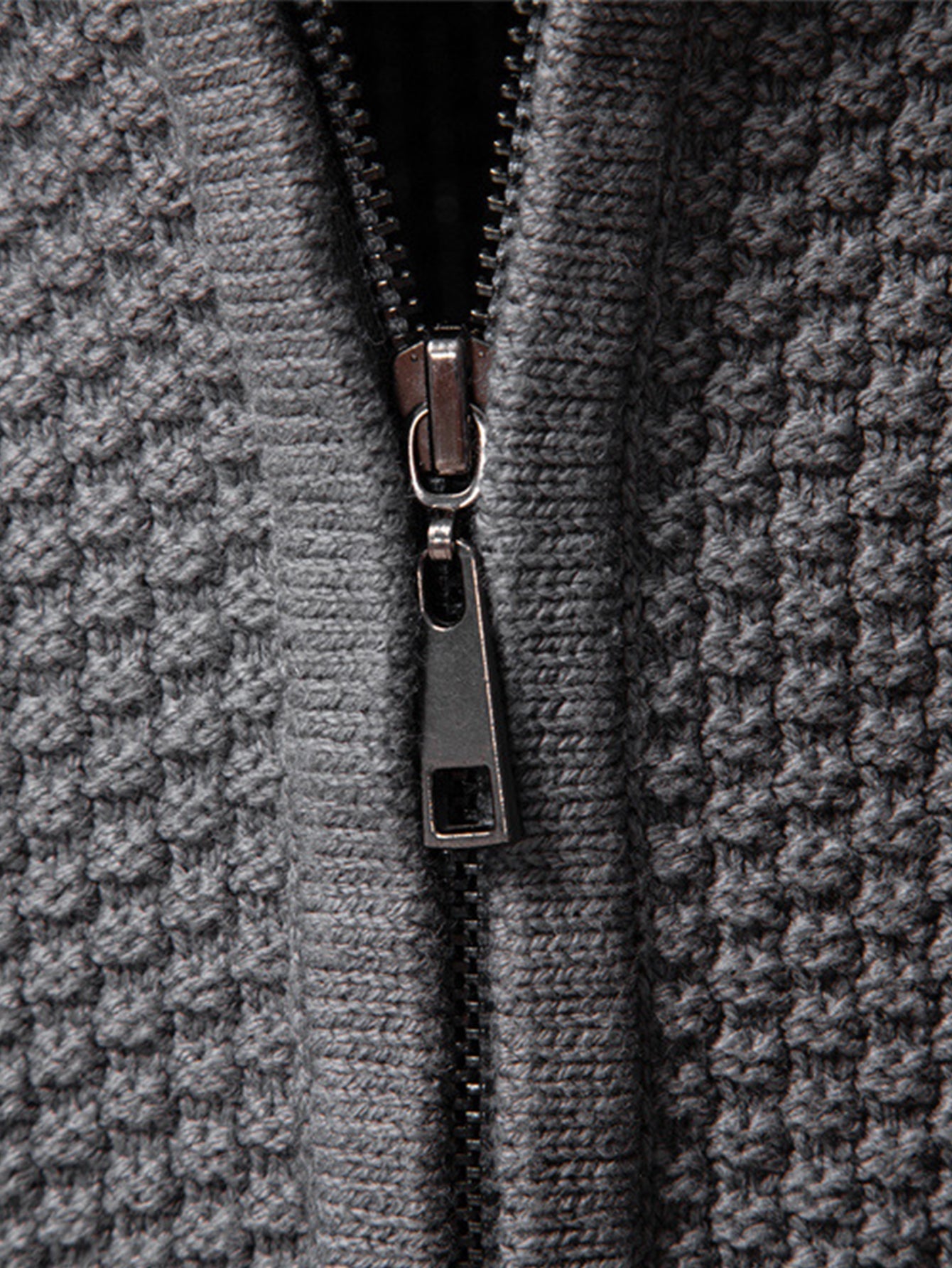Pull à col montant zippé en jacquard twist