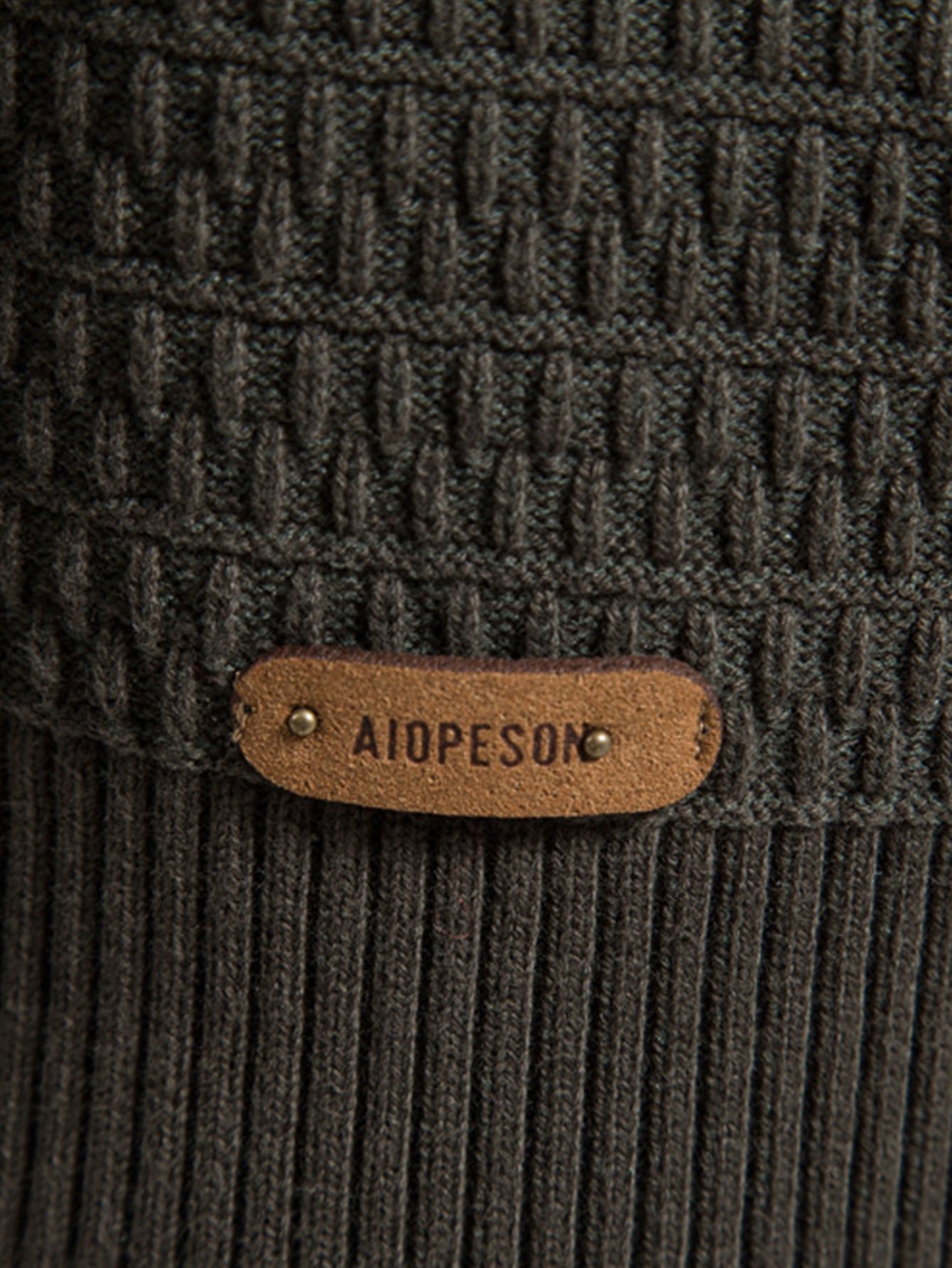 Pull en tricot avec col montant structuré et boutons