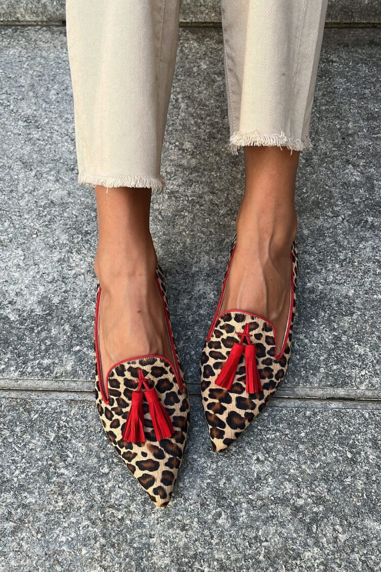 MOCASSINS À POINTE AVEC FRANGES ROUGES
