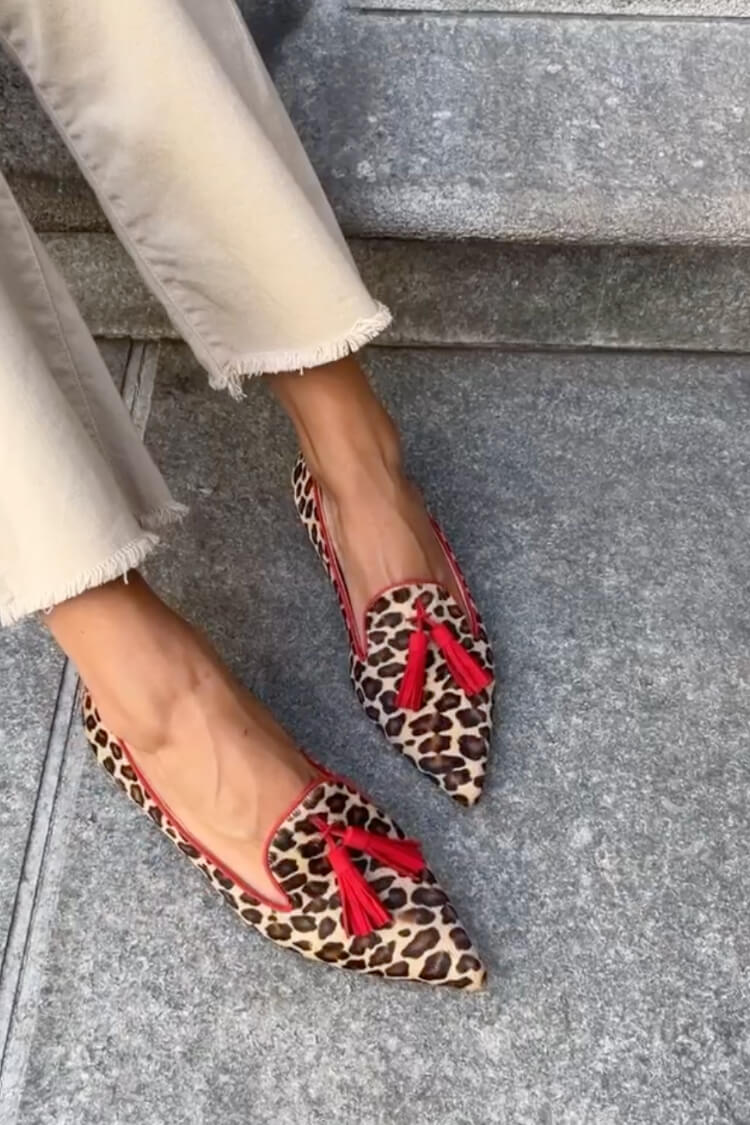 MOCASSINS À POINTE AVEC FRANGES ROUGES