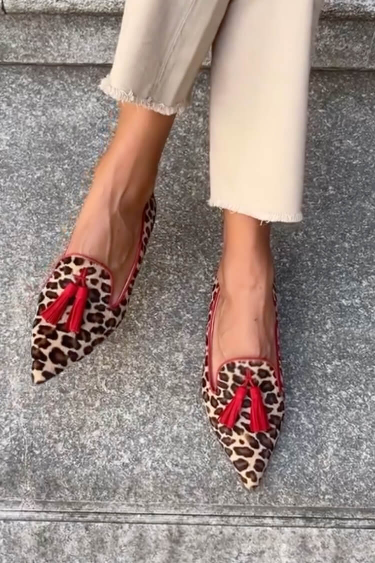 MOCASSINS À POINTE AVEC FRANGES ROUGES