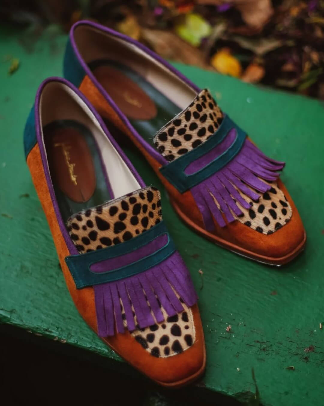 MOCASSINS À FRANGES AVEC MOTIF ANIMALIER