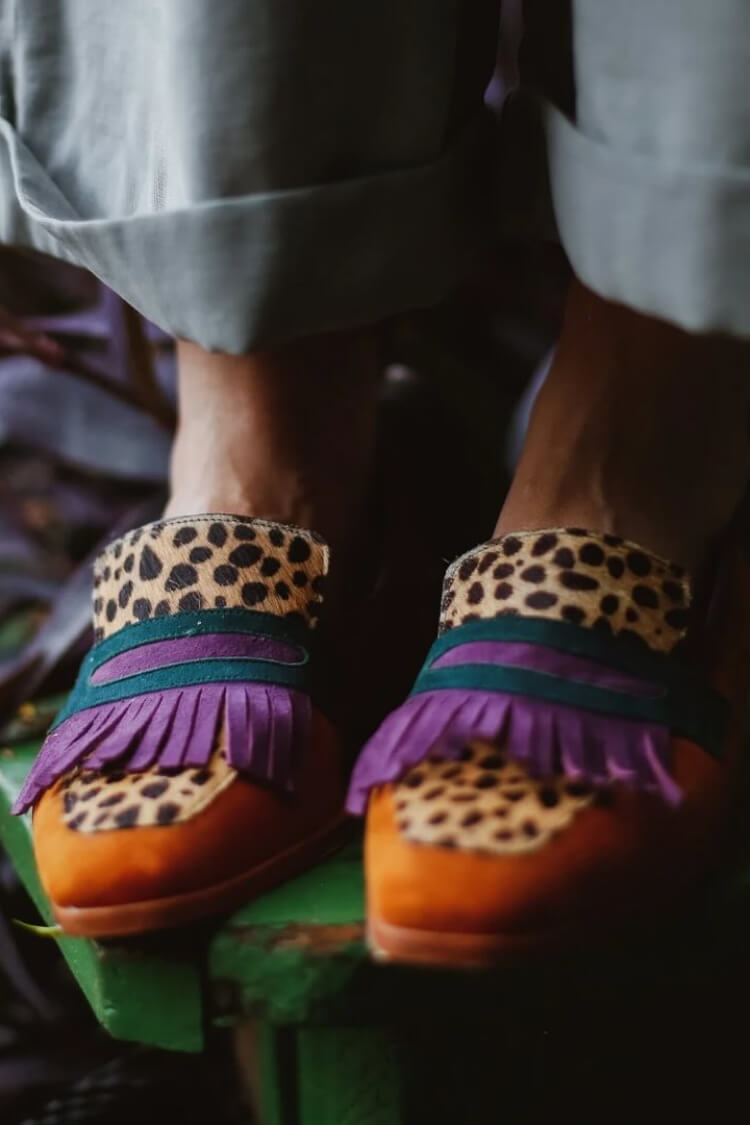 MOCASSINS À FRANGES AVEC MOTIF ANIMALIER