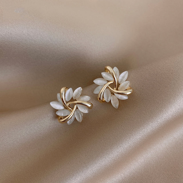 Boucles d'oreilles créoles avec des pétales d'opale dorée