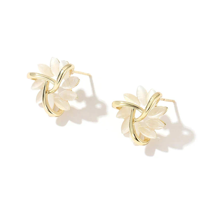 Boucles d'oreilles créoles avec des pétales d'opale dorée