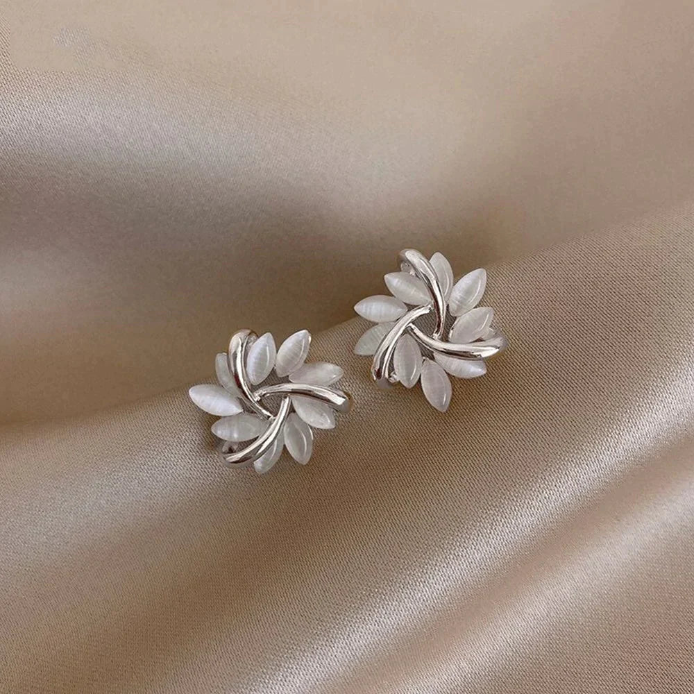 Boucles d'oreilles créoles avec des pétales d'opale dorée