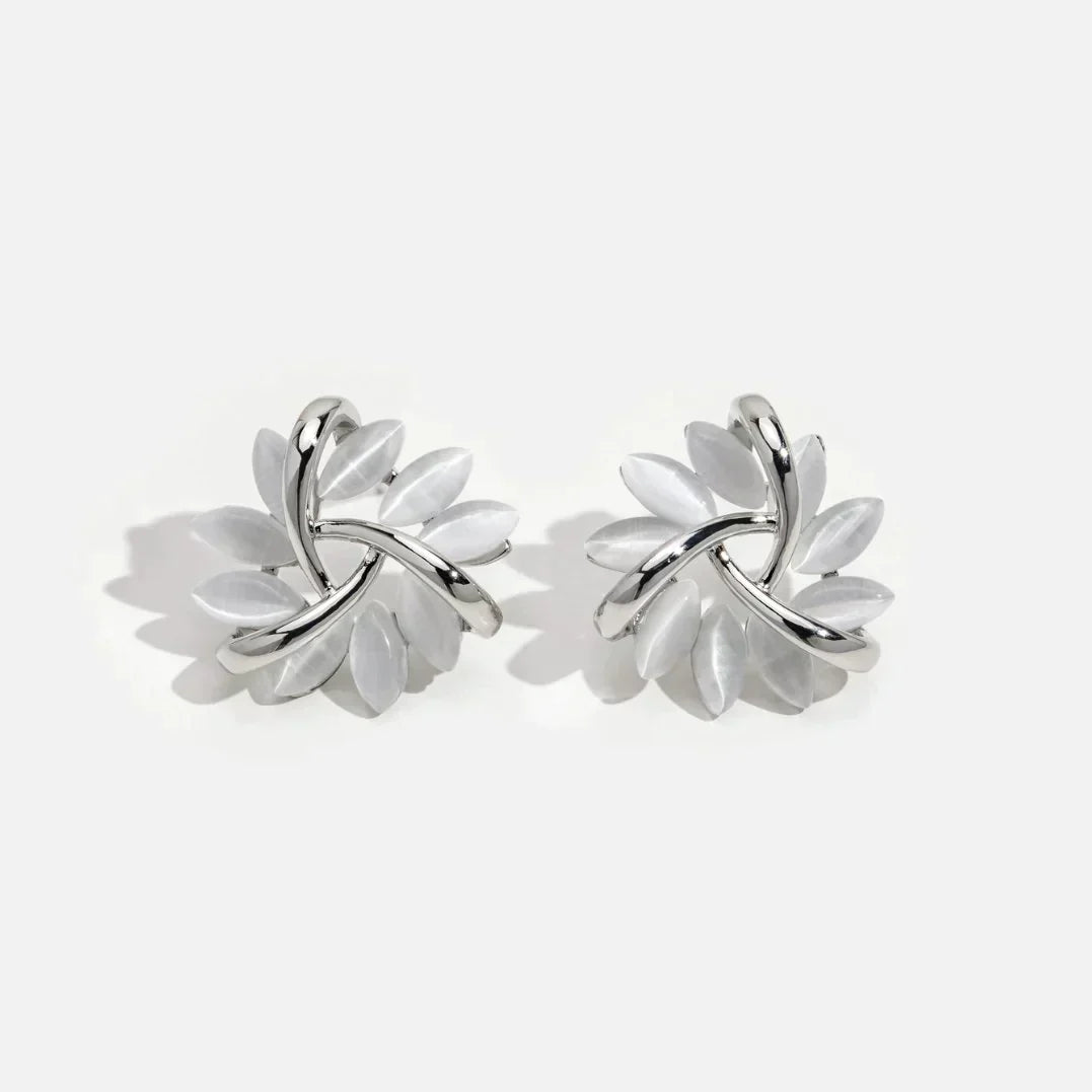 Boucles d'oreilles créoles avec des pétales d'opale dorée